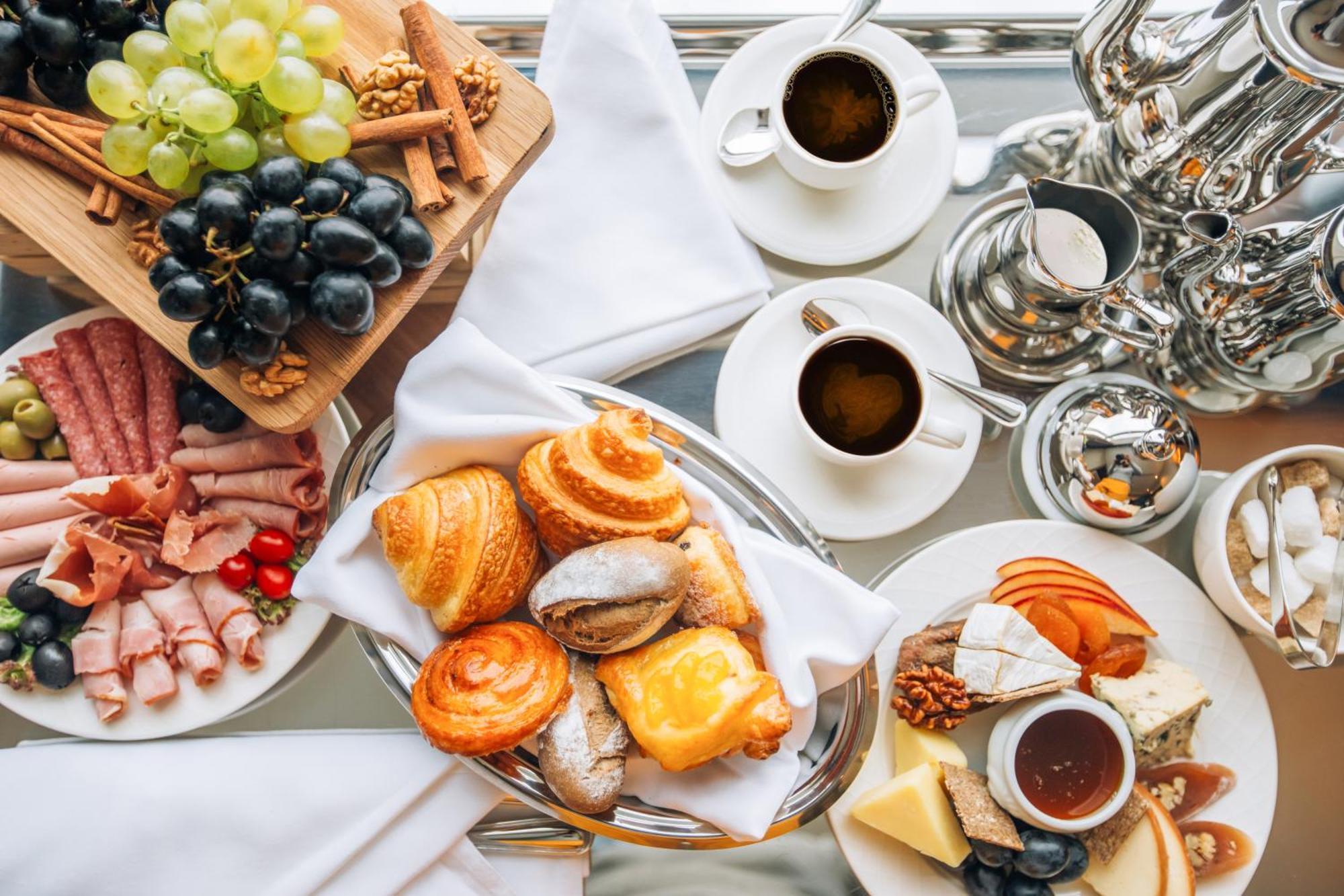 The Biltmore Tbilisi Hotel Exteriér fotografie A continental breakfast