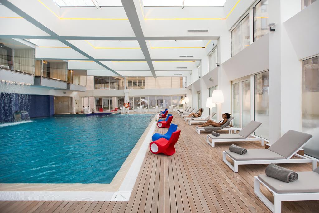 The Biltmore Tbilisi Hotel Exteriér fotografie The pool at the hotel
