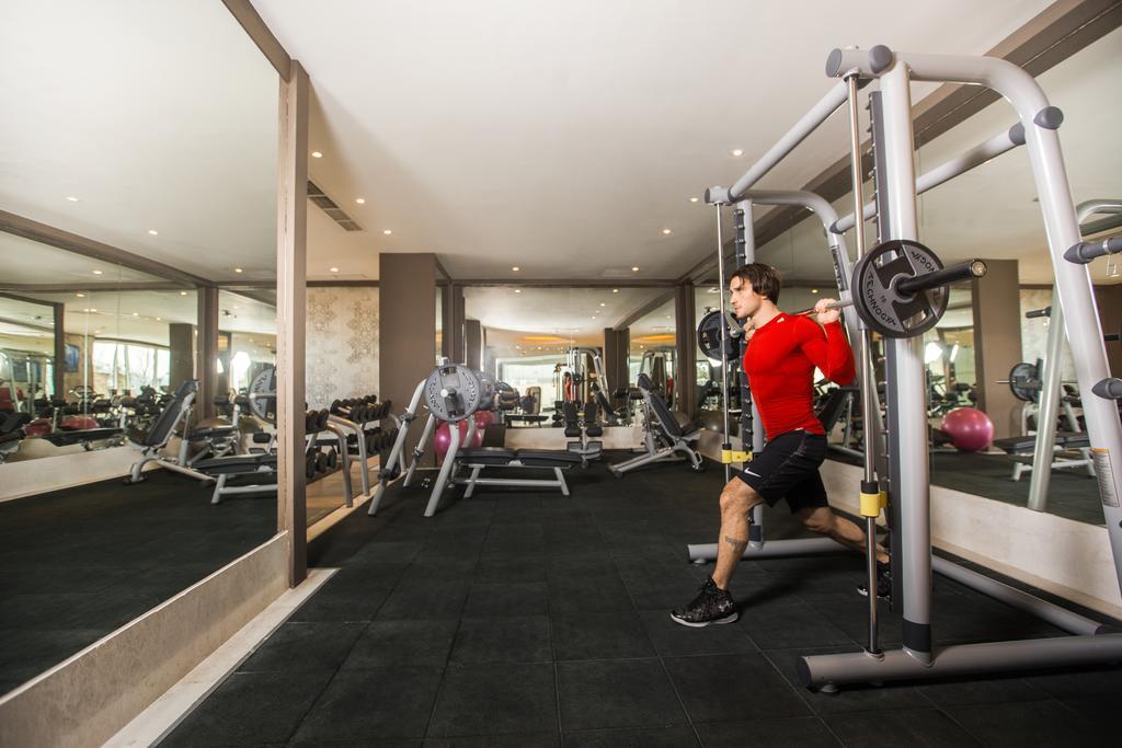 The Biltmore Tbilisi Hotel Exteriér fotografie A man using a Smith machine