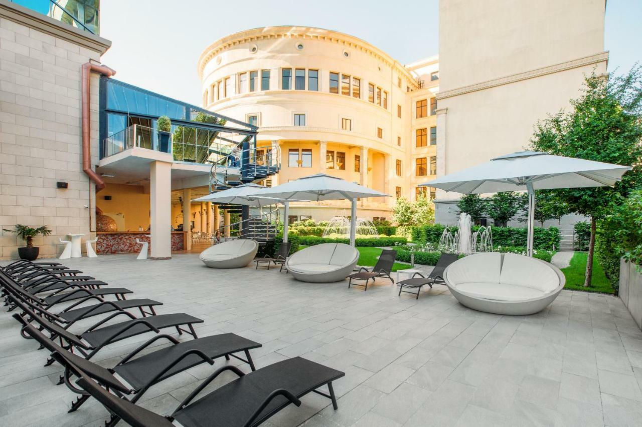 The Biltmore Tbilisi Hotel Exteriér fotografie The hotel's pool
