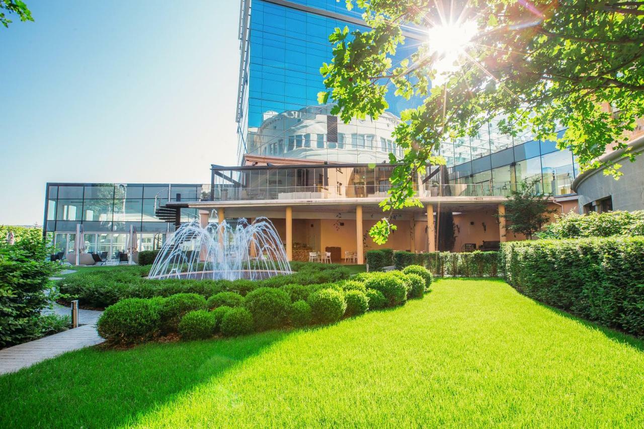 The Biltmore Tbilisi Hotel Exteriér fotografie The hotel's garden